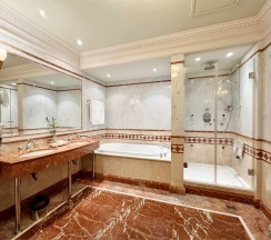 Однокомнатный Люкс с видом на Строгановский дворец в Taleon Imperial Hotel