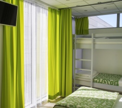 Четырехместный номер со своим сан. узлом в Sunny Sochi Hostel