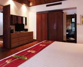 Двухместная Hong Sam двуспальная кровать в Mom Tri's Villa Royale