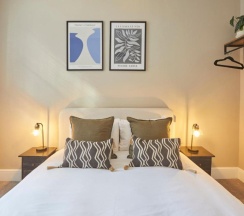 Коттедж с 5 комнатами в Host Stay Castle View