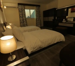 Двухместный номер Deluxe с видом на пирамиды 2 отдельные кровати в Pyramid Edge Hotel & Exclusive Pyramids View Rooftop