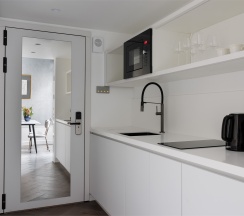 Двухуровневая студия с видом во двор в Огюстин Шатильон