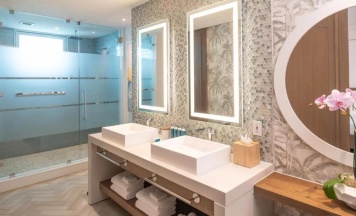 Номер Club Level Tranquility Soaking Tub Travertine с балконом и рядом с пляжем в Sandals Dunns River All Inclusive