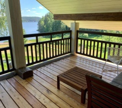 Коричневый дом с видом на озеро в Forrest Lodge Karelia
