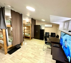 Общий 7-местный номер для мужчин и женщин с удобствами на этаже в Rest Home