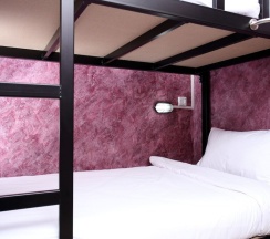 Кровать в общем номере с балконом и с красивым видом из окна в Thai Cat Hostel BB Bangkok