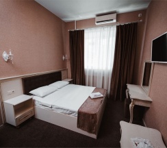Двухместный номер с двуспальной кроватью и дополнительной кроватью в Кураж
