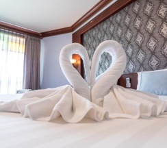 Двухместный полулюкс с видом на бассейн двуспальная кровать в Erawan Hotel