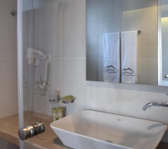 Двухместный номер Superior с видом на море двуспальная кровать в Meltemi Hotel