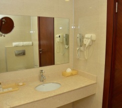 Люкс Deluxe с 2 комнатами 2 отдельные кровати в Astoria Baku