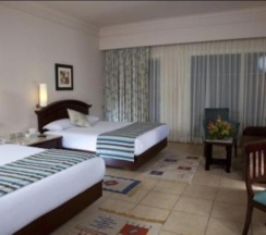 Двухместный номер Standard с видом на море двуспальная кровать в Coral Beach Resort
