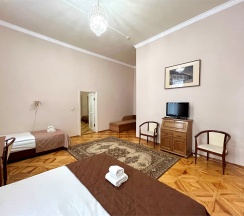Трёхкомнатный номер с видом в атриум в Hotel park river