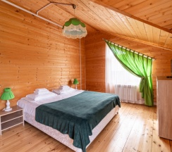 Шестиместный коттедж Боярский с балконом в Ателика Улиткино