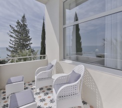 Сюит с террасой с красивым видом из окна в Garden Resort
