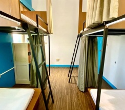 Кровать в общем номере (женский номер) с балконом и рядом с пляжем в Bayhouse Hostel Penghu