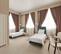 Улучшенный двухместный с двумя одноместными кроватями в Fortis Hotel