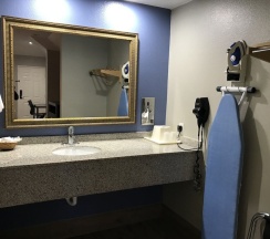 Четырёхместный номер Deluxe двуспальная кровать в Camelot Inn & Suites Veterans Memorial NW Houston