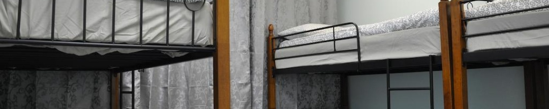 Кровать в 6-местном общем женском номере в Славянка