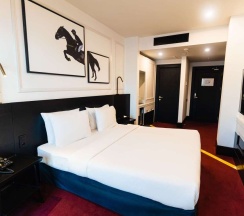 Двухместный клубный люкс с видом на город двуспальная кровать в Mogan hotel