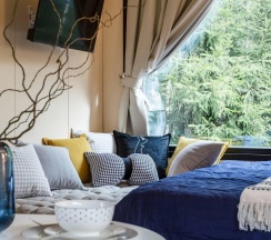 Персиковый дом с камином и с чаном в окружении леса в Timeless