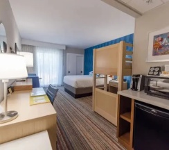 Четырёхместный номер в Howard Johnson by Wyndham Anaheim Hotel and Water Playground