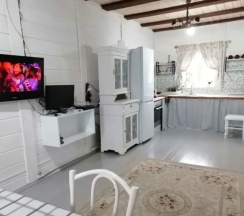 Двухместный коттедж с 4 комнатами с балконом двуспальная кровать в Уютный дом на Родине Деда Мороза