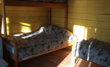 Комната эконом с 2 односпальными и 1 двуспальной кроватью в Лазурный берег