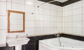 Люкс  с двумя кроватями и джакузи в Nairi