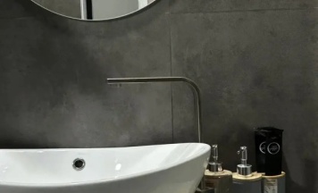 Двухместный номер Стандартный с балконом и с видом на горы через дорогу двуспальная кровать в Prince hotel Gagra