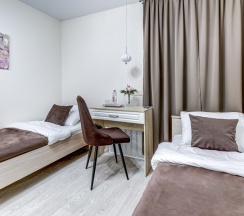 Двухместная комната с 2 односпальными кроватями и собственной ванной комнатой в МК Распутина