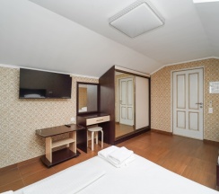 Четырёхместная комната с одной двуспальной и двумя односпальными кроватями в Чайка