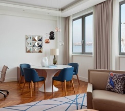 Двухместный люкс Khazar c 1 комнатой с видом на море двуспальная кровать в Intourist Hotel Baku