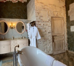 Комната в замке с одной кроватью и ванной в Валерия