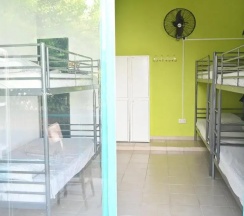 Кровать в общем номере с балконом и с красивым видом из окна в Lemongrass Hostel