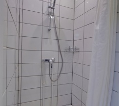 Двухместный номер с одной большой кроватью, без окна (DBL) в Riverside Hotel