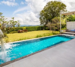 Двухместная вилла с видом на горы двуспальная кровать в The Private Pool Villas at Civilai Hill Khao Yai
