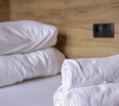Кровать в 8 местном женском номере в Via hostel