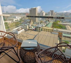 Трёхместный номер Deluxe с балконом и с видом на город в Gold Plaza Hotel Da Nang