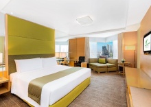 Двухместный номер Lounge Access Premium с видом на город двуспальная кровать в Holiday Inn Bangkok Silom, an IHG Hotel