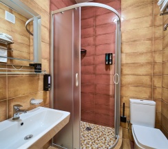 Студия Панорамная с балконом, мини кухней и видом на город и зелёную зону в Амбассадор