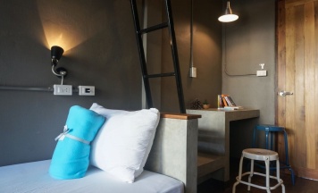 Трёхместный номер Standard с балконом в In A Box Hostel