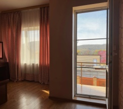 Улучшенный трехместный номер с балконом в Sokroma ЭтоЮг