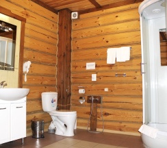 Двухместный номер в деревянном коттедже с камином в Колыба