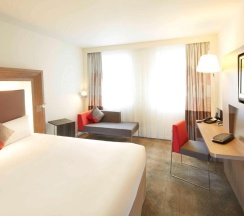 Номер стандарт улучшенный с 1 двуспальной кроватью в Novotel Krasnoyarsk center