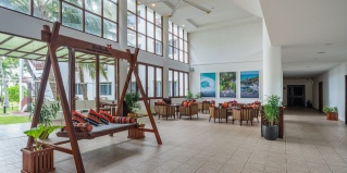 Хулуле: Отель Hulhule Island Hotel Private Beach Access & Airport Pick up and Drop