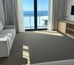 Двухместная люкс-студия c 1 комнатой с видом на море двуспальная кровать в Изумруд