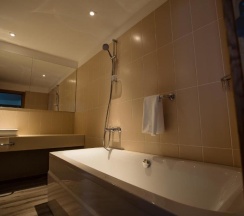 Двухместный люкс с красивым видом из окна двуспальная кровать в Holiday Inn Aktau-Seaside