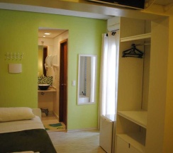 Трёхместный люкс с балконом в Brazilodge All Suites Hostel