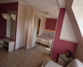 Улучшенная трехместная комната с общей ванной в Орловский дом