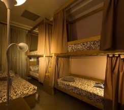 Кровать в мужском 4-местном номере (удобства на этаже) в I hostel